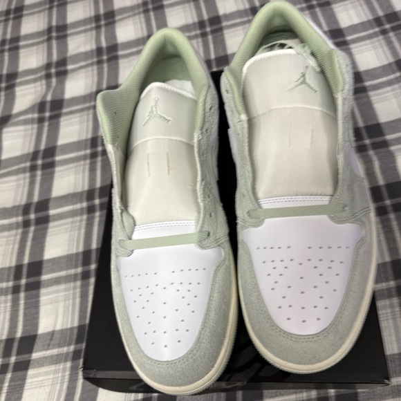 Jordan 1 low Se new size 14 box has damage - Picture 1 of 11